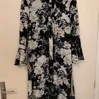 Robe courte noire fleurie manches longues fleurs blanches Taille S très peu portée 