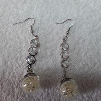 Boucles d'oreilles fantaisie boule avec pierres de couleur blanche