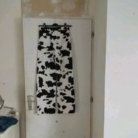 Pantalon blanc avec tâche noir 