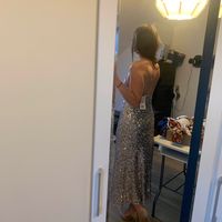 Jolie robe à paillettes dos nu 