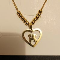Collier chaîne pendentif et boucles d'oreilles assorties bisou d'enfants.
