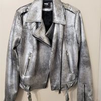 Perfecto argenté Guess T S, idéal cadeau de Noel, parfait pour le 31
