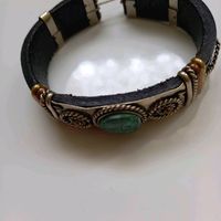 Vend bracelet cuir avec pierre verte